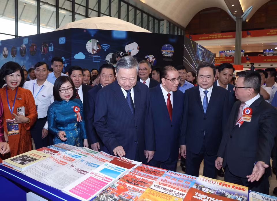 Party General Secretary To Lam, Party and State leaders, and delegates tour the Vietnam News Agency’s display space. (Photo: VNA)