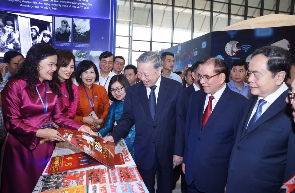 Party General Secretary To Lam, alongside Party and State leaders and delegates, visits the Vietnam News Agency’s display space. (Photo: VNA)