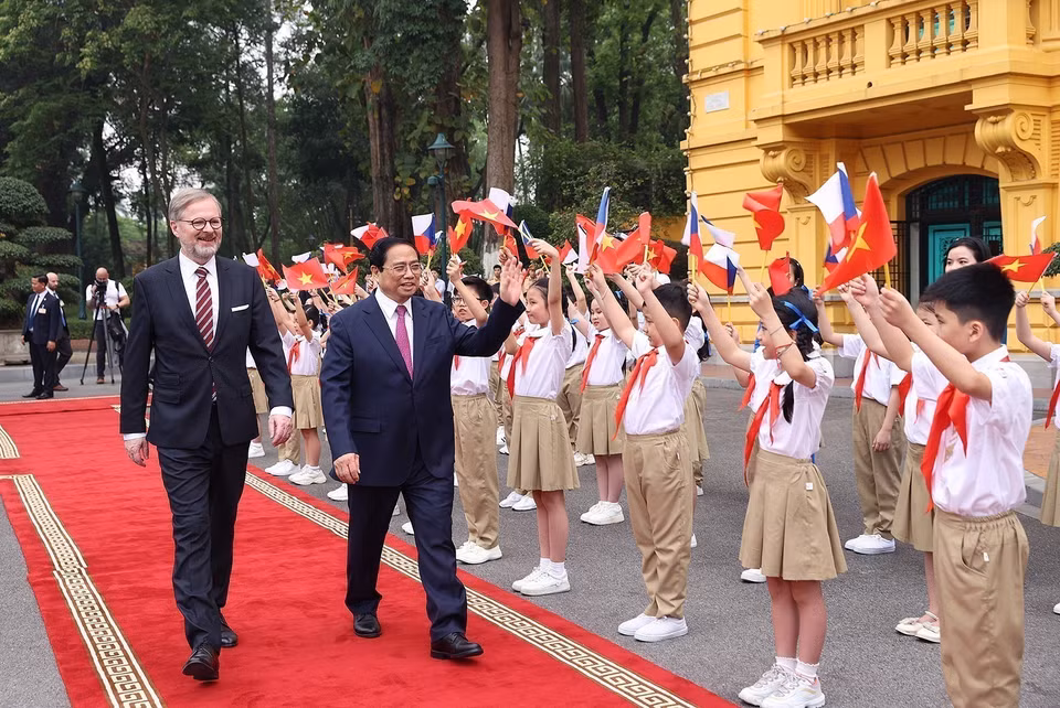 Prime Minister Pham Minh Chinh hosts a welcome ceremony for Czech Prime Minister Petr Fiala during his official visit to Vietnam (April 21, 2023). (Photo: VNA)