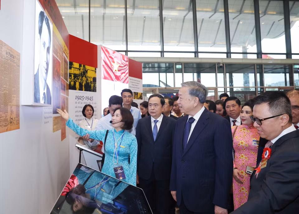 Party General Secretary To Lam, leaders and former leaders of the Party and State, and delegates tour the photo and document exhibition showcasing the 100-year history of Vietnam’s revolutionary press; achievements and trends in journalism’s development in the new era; and displays of modern journalism and communication technologies. (Photo: VNA)