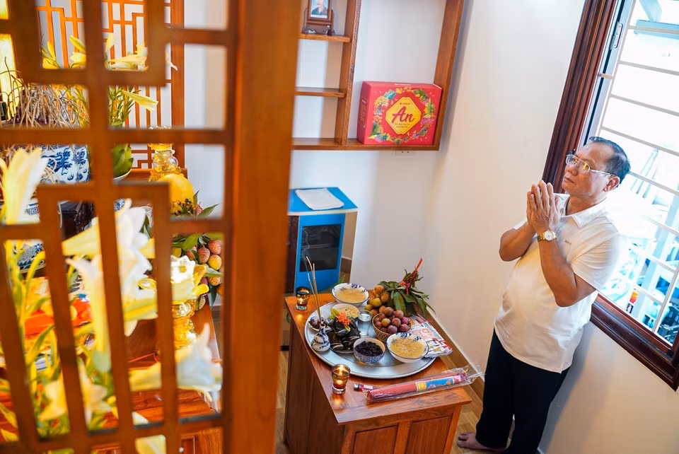 The ritual tray offered during Doan Ngo Festival is a way for descendants to express filial piety and gratitude.(Photo: VNA)