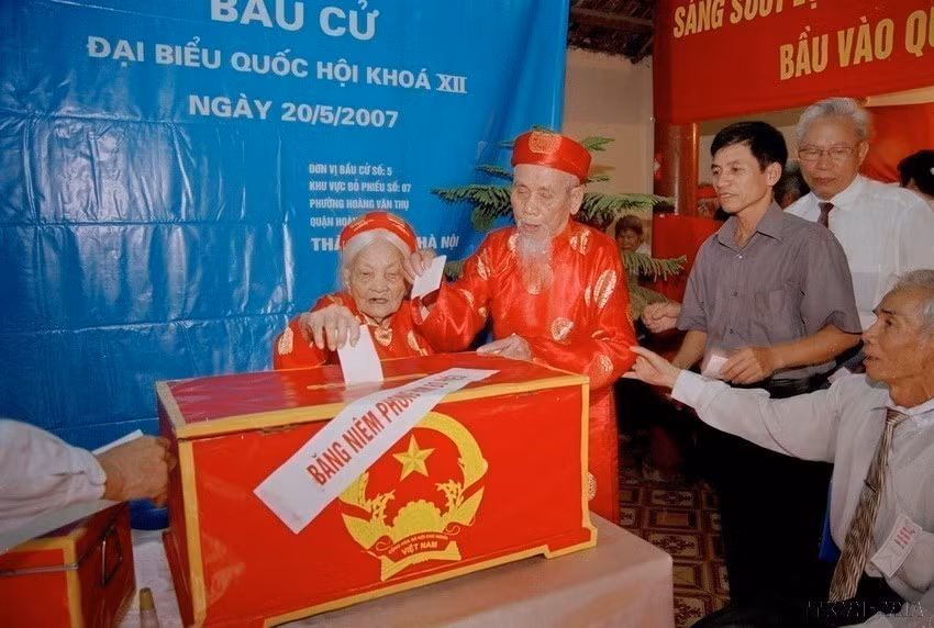 Two centenarians, Vu Dinh Gia and Ngo Thi Muoi, vote for deputies to the 12th National Assembly at Electoral Unit No. 5, Polling Station No. 7, May 20, 2007. (Photo: VNA)
