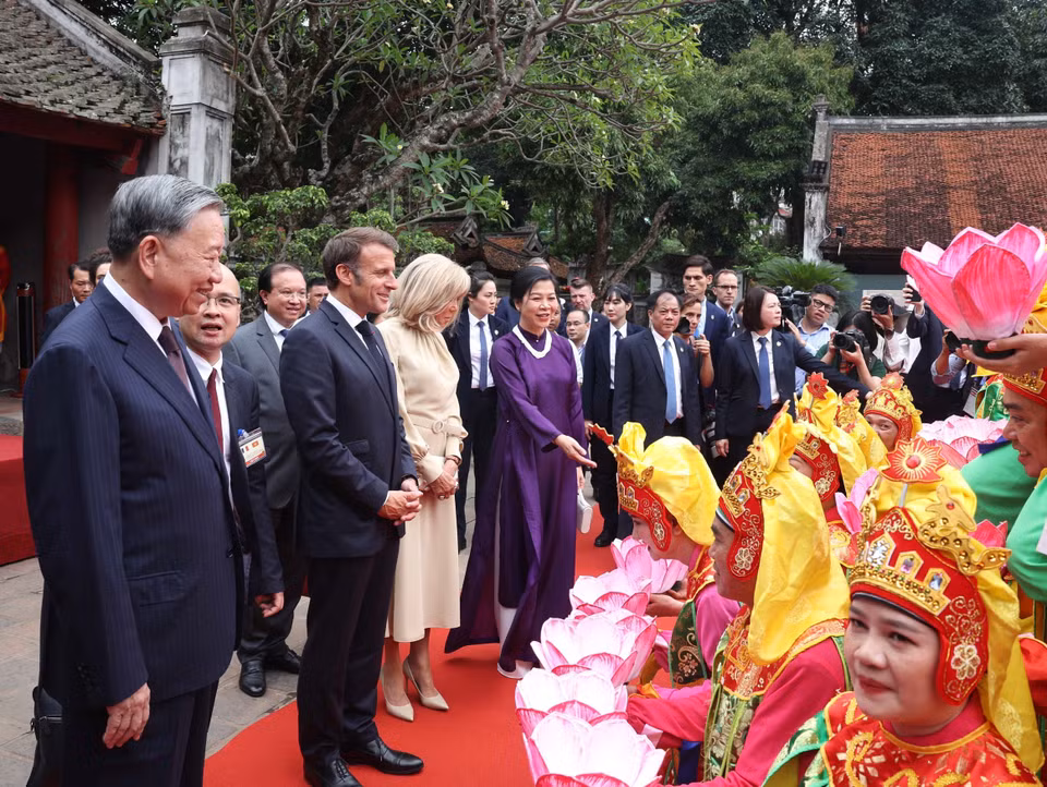 Party General Secretary To Lam and his spouse, together with French President Emmanuel Macron and his spouse enjoy a performance of ‘Nha nhac’ - Vietnamese royal court music (Photo: VNA)