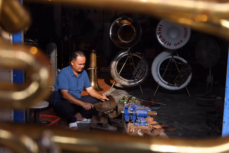 What sets Pham Phao’s brass instrument-making apart is its reliance on manual labour. Brass tubes are flattened and shaped by hand into instruments, using only self-made bending machines and turning tools for complex components. (Photo: VNA)