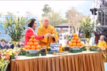 NA Vice Chairwoman Nguyen Thi Thanh (L) offers incense at the opening ceremony of the Tam Chuc Pagoda Festival in Ha Nam province on February 9, 2025. (Photo: VNA)