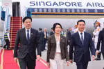 Prime Minister of Singapore Lawrence Wong (L) and his spouse (C) arrive in Hanoi on March 25 afternoon, beginning a two-day official visit to Vietnam. (Photo: VNA)