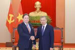 Party General Secretary To Lam (R) meets with US Ambassador to Vietnam Marc Knapper in Hanoi on March 31. (Photo: VNA)