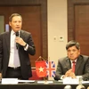 Vietnamese Ambassador to the UK Do Minh Hung (L) address the roundtable discussion. (Photo: VNA)