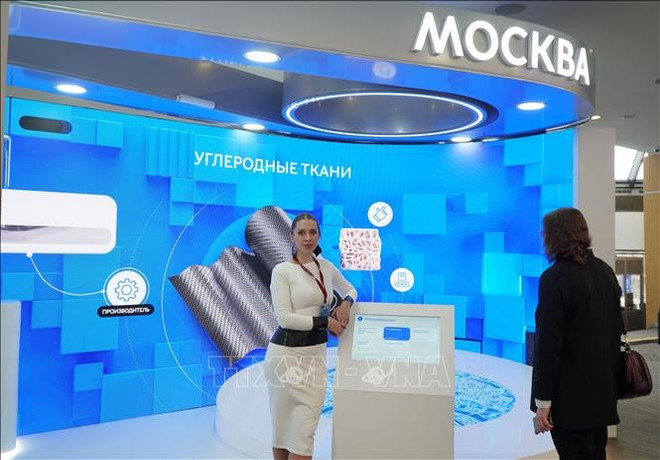 Booths of Russia's leading corporations and research institutes in the field of materials. (Photo: VNA)