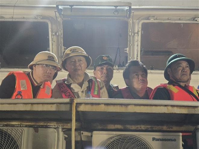 Deputy Prime Minister Tran Hong Ha (second, left) instructs the search and rescue operations. (Photo: VNA) ha.jpg