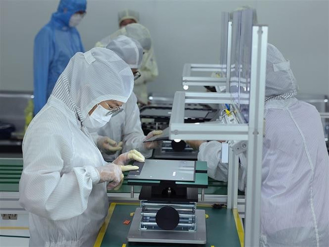 Assembling export-bound laptops at Heesung Electronics Vietnam Co., Ltd.’s factory in Trang Due Industrial Park, An Duong district, Hai Phong city. (Photo: VNA) heesung.jpg