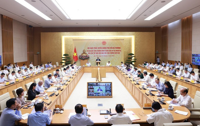 The teleconference between the Government and localities held on July 16 discusses measures for Vietnam to reach 2025 growth target. (Photo: VNA) hoi-nghi-chinh-phu-voi-dia-phuong-ve-kich-ban-tang-truong-kinh-te-nam-2025-anh-ttxvn.jpg