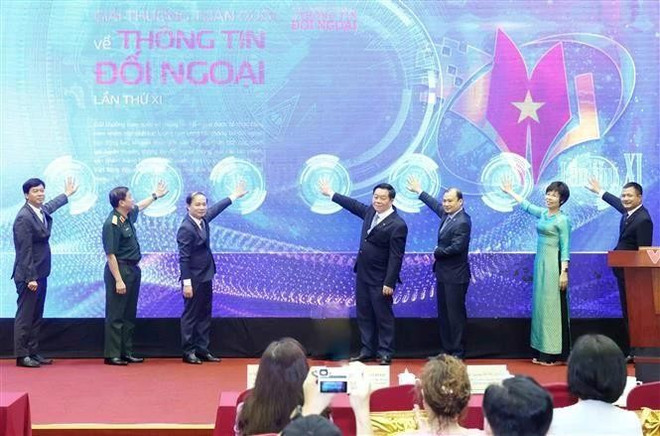 Delegates launch official website for the 11th National Award for External Relations Information. (Photo: VNA) vna-potal-phat-dong-giai-thuong-toan-quoc-ve-thong-tin-doi-ngoai-lan-thu-xi-8087963.jpg