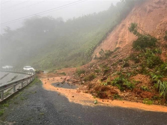 Landslides on a section of the Ho Chi Minh Road in Quang Tri province (Photo: VNA) vna-potal-mua-lon-khien-nhieu-noi-o-mien-nui-quang-tri-bi-sat-lo-8089355.jpg