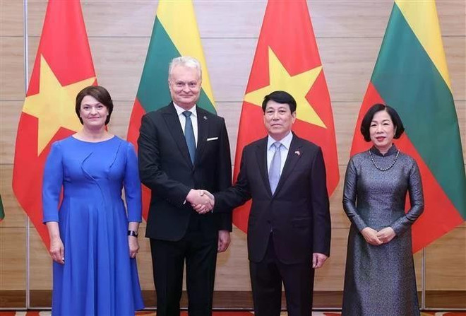 State President Luong Cuong and his spouse (R) host a State banquet in Hanoi on June 12 evening in honour of visiting Lithuanian President Gitanas Nauseda and his spouse (Photo: VNA) vna-potal-chu-tich-nuoc-chu-tri-tiec-chao-mung-tong-thong-litva-tham-chinh-thuc-viet-nam-8088561.jpg