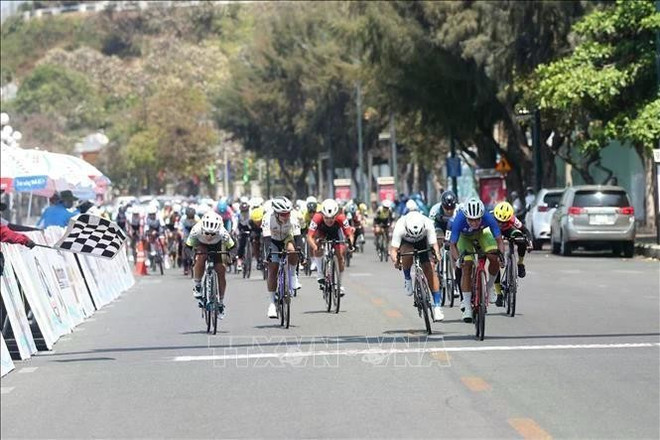 Nguyen Thi That secures a second straight win in the Binh Duong int’l women’s cycling cup. (Photo: VNA) dua-xe-dap.jpg
