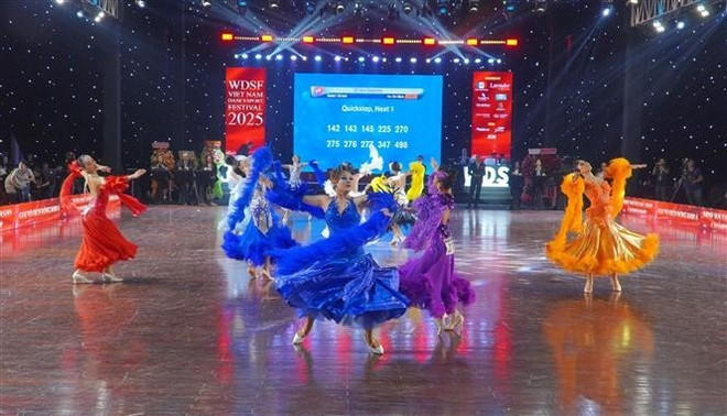 Athletes at the Vietnam Dancesport Festival 2025. (Photo: VNA) vna-potal-hon-3000-van-dong-vien-tranh-tai-tai-lien-hoan-khieu-vu-the-thao-viet-nam-2025-8142444.jpg