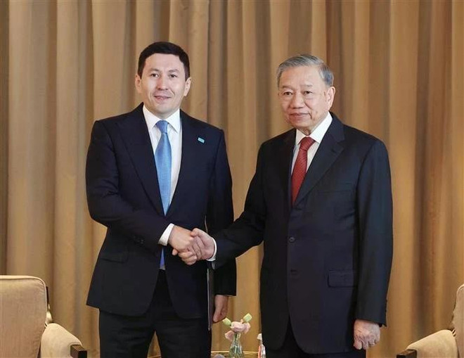Party General Secretary To Lam (R) and Nurlan Zhakupov, Chairman of the Management Board of Samruk-Kazyna JSC – Kazakhstan’s national investment fund (Photo: VNA) vna-to-lam-kazakhstani-enterprises.jpg