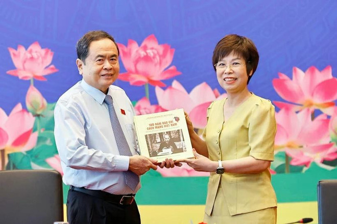 General Director of the Vietnam News Agency Vu Viet Trang presents National Assembly Chairman Tran Thanh Man with a bilingual photo book titled “100 Years of Vietnam’s Revolutionary Press (1925–2025),” compiled and published by the News Agency Publishing House. (Photo: VNA) vna-potal-chu-tich-quoc-hoi-tran-thanh-man-gap-mat-cac-co-quan-bao-chi-8092912.jpg