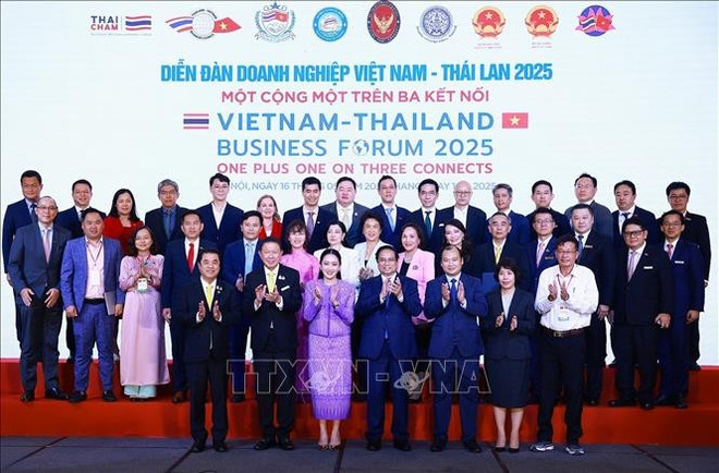 Vietnamese Prime Minister Pham Minh Chinh (front row, fourth from right), Thai Prime Minister Paetongtarn Shinawatra (front row, third from left), and other delegates at the forum. (Photo: VNA) forum2.jpg