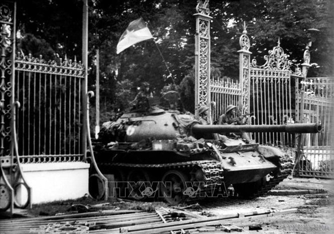 The Liberation Amy tank enters the Independence Palace at noon on April 30, 1975, marking the victory of the resistance war against the US, the liberation of the South, and national reunification. (Photo: VNA) luong-cuong-2.jpg