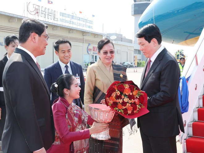 State President Luong Cuong is welcomed at Wattay International Airport. (Photo: VNA) vna-potal-chu-tich-nuoc-luong-cuong-bat-dau-tham-cap-nha-nuoc-toi-chdcnd-lao-7992698.jpg