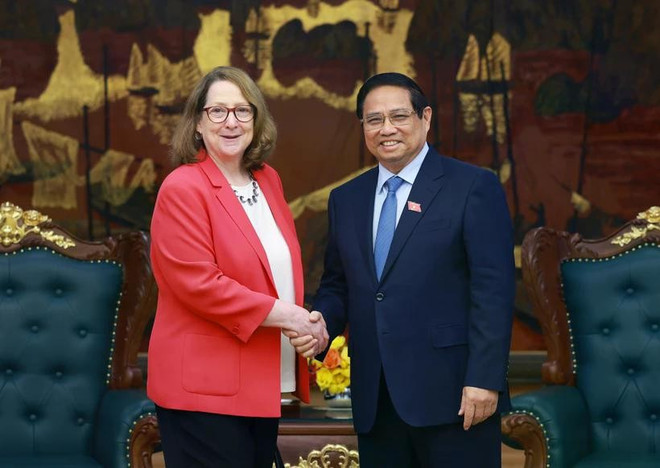 Prime Minister Pham Minh Chinh (R) receives Chair of the US-China Economic and Security Review Commission Reva Price in Hanoi on May 7. (Photo: VNA) pham-minh-chinh-1.jpg