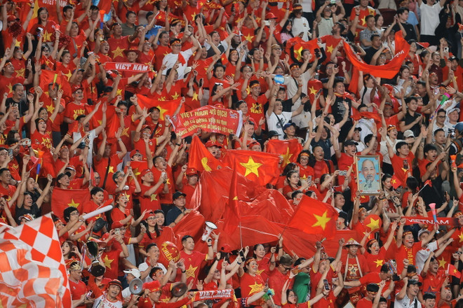 Vietnamese fans erupt in joy at Rajamangala Stadium as their team clinches victory. (Photo: VNA) fans.jpg