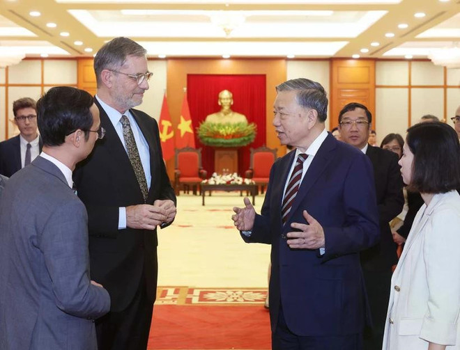 Party General Secretary To Lam receives French Ambassador to Vietnam Olivier Brochet in Hanoi on April 17. (Photo: VNA) lam.jpg