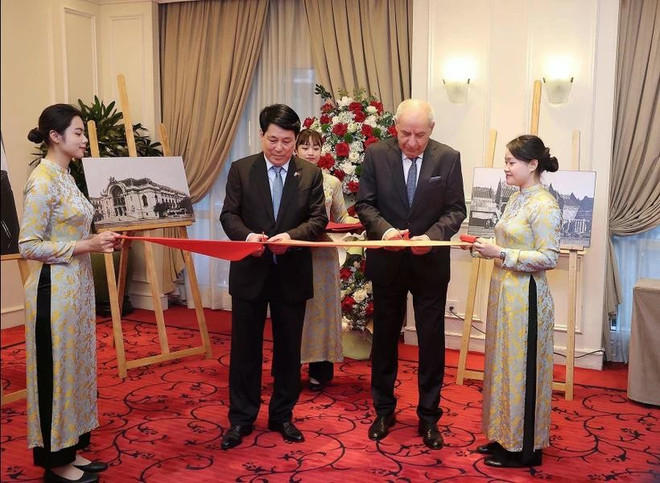 vna-potal-chu-tich-nuoc-va-tong-thong-hungary-khai-mac-trung-bay-anh-cua-nhiep-anh-gia-hungary-ve-viet-nam-xua-8060467.jpg