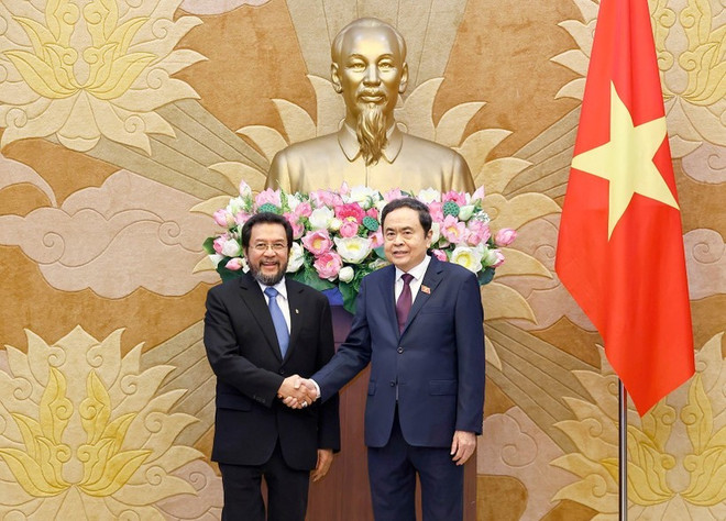 NA Chairman Tran Thanh Man (R) meets with Yorrys Raweyai, Deputy Speaker of the Regional Representative Council (DPD) of Indonesia, in Hanoi on July 10, 2025. (Photo: VNA) man1-1.jpg