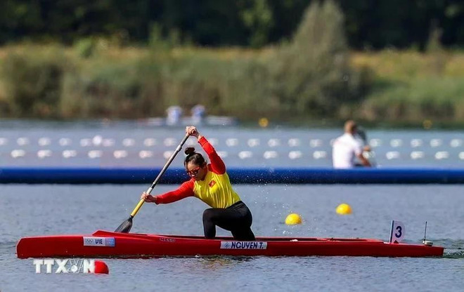 Rower Nguyen Thi Huong competes at the Paris 2024 Olympics in August last year. (Photo: VNA) canoeing-nguyen-thi-huong.jpg