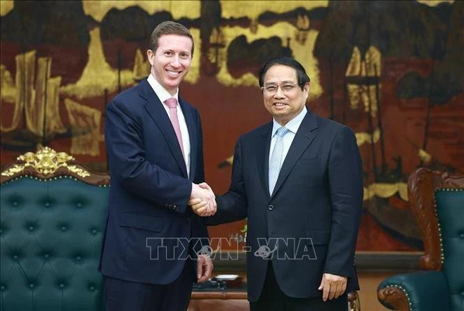 Prime Minister Pham Minh Chinh (R) receives Warburg Pincus CEO Jeffrey Perlman (Photo: VNA) warburg-pincus-1.jpg