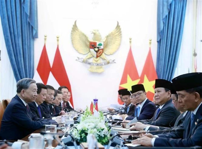 vna-potal-le-don-chinh-thuc-tong-bi-thu-to-lam-va-phu-nhan-tham-cap-nha-nuoc-toi-cong-hoa-indonesia-7905062.jpg