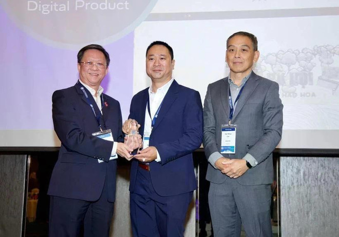 Journalist Tran Ngoc Long (centre), representing VietnamPlus, receives the award in Malaysia. (Photo: VNA) plus0.jpg