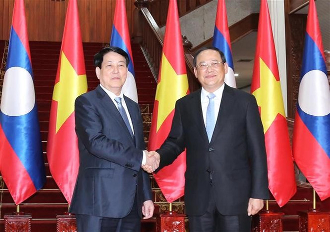 Vietnamese State President Luong Cuong (left) and Lao Prime Minister Sonexay Siphandone (Photo: VNA) pm2.jpg