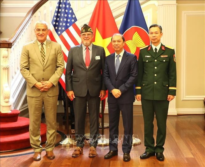 DPAA Director Kelly McKeague (far left) poses for a photo with Vietnamese Ambassador to the US Nguyen Quoc Dung (second from right) at a war remembrance handover ceremony in Washington D.C. on July 15, 2025. (Photo: VNA) kelly-mckeague-17072025.jpg