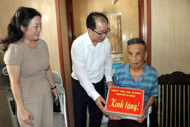 Hai Duong city's leaders present gifts to a family with a newly renovated house. (Photo: VNA) nha-dot-nat.jpg
