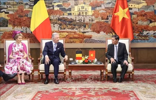 king-and-queen-of-belgium-in-hai-phong-vna.jpg