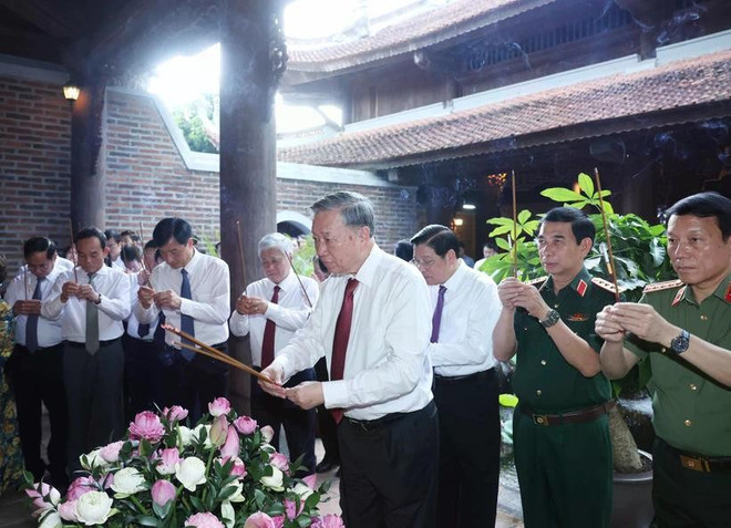 Party General Secretary To Lam and his delegation offer flowers and incense at Chung Son Temple dedicated to President Ho Chi Minh's ancestors. (Photo: VNA) lam.jpg