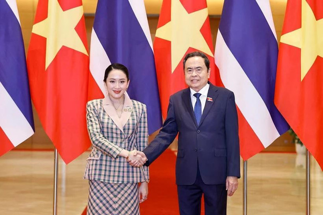 National Assembly Chairman Tran Thanh Man (R) welcomes Thai Prime Minister Paetongtarn Shinawatra in Hanoi on May 15. (Photo: VNA) vna-potal-chu-tich-quoc-hoi-tran-thanh-man-hoi-kien-thu-tuong-thai-lan-paetongtarn-shinawatra-8034074.jpg