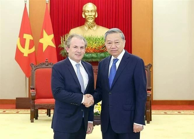 Party General Secretary To Lam (R) receives Daniel Rosen, CEO of Rosen Partners (Photo: VNA) to-lam-1.jpg