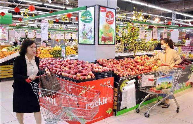 Consumers shop at Winmart Vo Thi Sau in Hai Ba Trung district, Hanoi. (Photo: VNA) lam-phat-301024-5.jpg