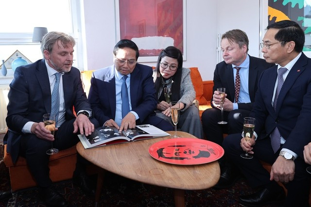 Vietnamese Prime Minister Pham Minh Chinh and his spouse visit family of late Swedish PM Olof Palme. (Photo: VNA) family2.jpg