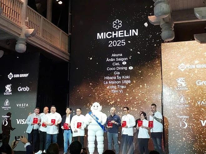 Representatives from nine one-star MICHELIN restaurants receive their awards at the ceremony in Da Nang on June 5. (Photo: VNA) michelin-2025-vna.jpg