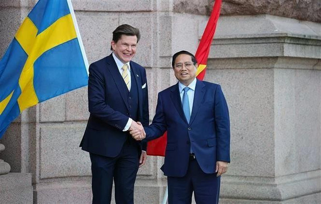Prime Minister Pham Minh Chinh (right) and Speaker of the Riksdag (Swedish parliament) Andreas Norlén. (Photo: VNA) chinh.jpg