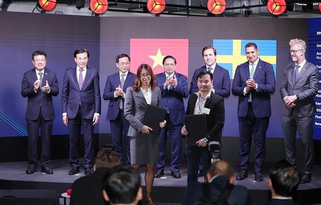 PM Pham Minh Chinh witnesses the exchange of cooperation documents between Vietnamese and Swedish firms. (Photo: VNA) chinh2.jpg