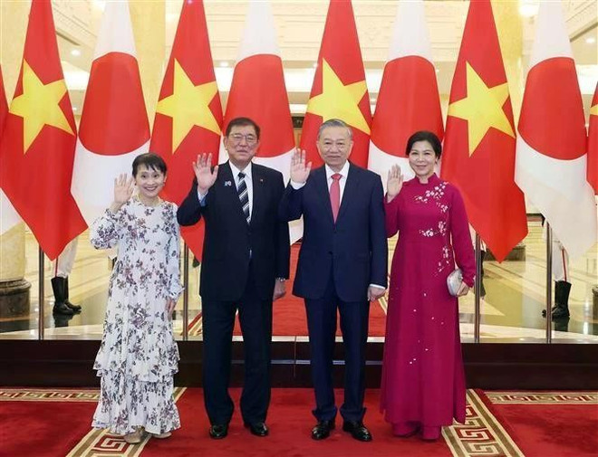 Party General Secretary To Lam (second, right), and his spouse welcome Japanese Prime Minister Ishiba Shigeru and his spouse in Hanoi on April 27 (Photo: VNA) vna-potal-tong-bi-thu-to-lam-tiep-thu-tuong-nhat-ban-ishiba-shigeru-7999359.jpg