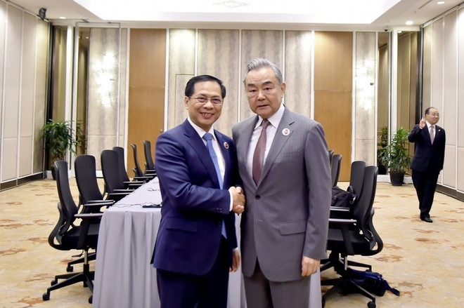 Deputy Prime Minister and Minister of Foreign Affairs Bui Thanh Son (left) and Chinese Foreign Minister Wang Yi meet in Kuala Lumpur on July 10. (Photo: VNA) china.jpg