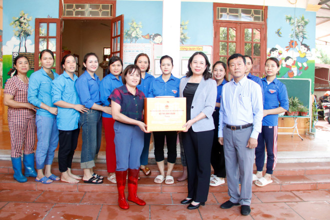 Vice State President Vo Thi Anh Xuan presents gift to Vu Xa kindergarten in Luc Nam district (Photo: VNA) PCT Ánh Xuân 1.jpg